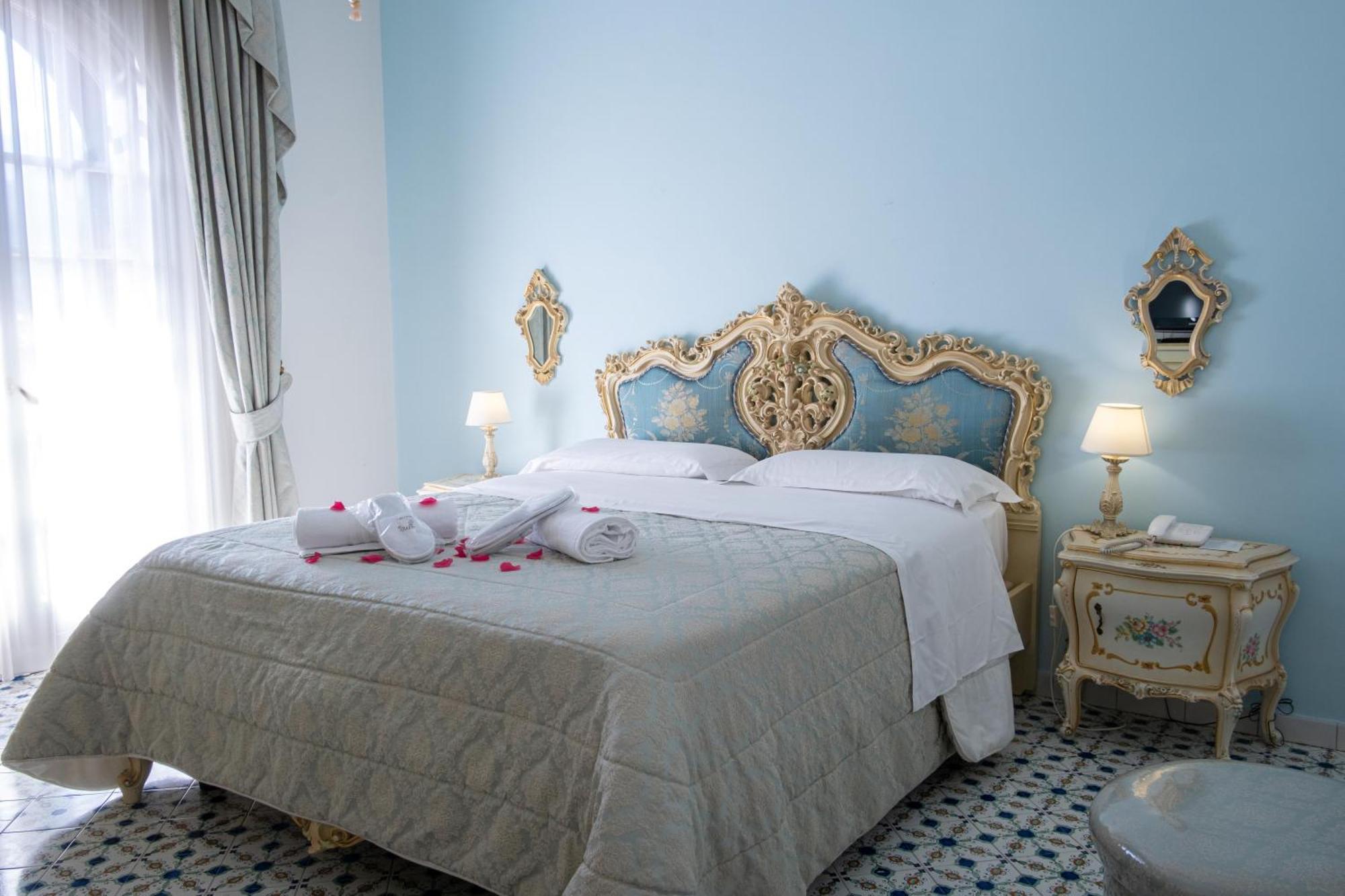 Grand Hotel La Sonrisa SantʼAntonio Abate Esterno foto A bedroom at the hotel
