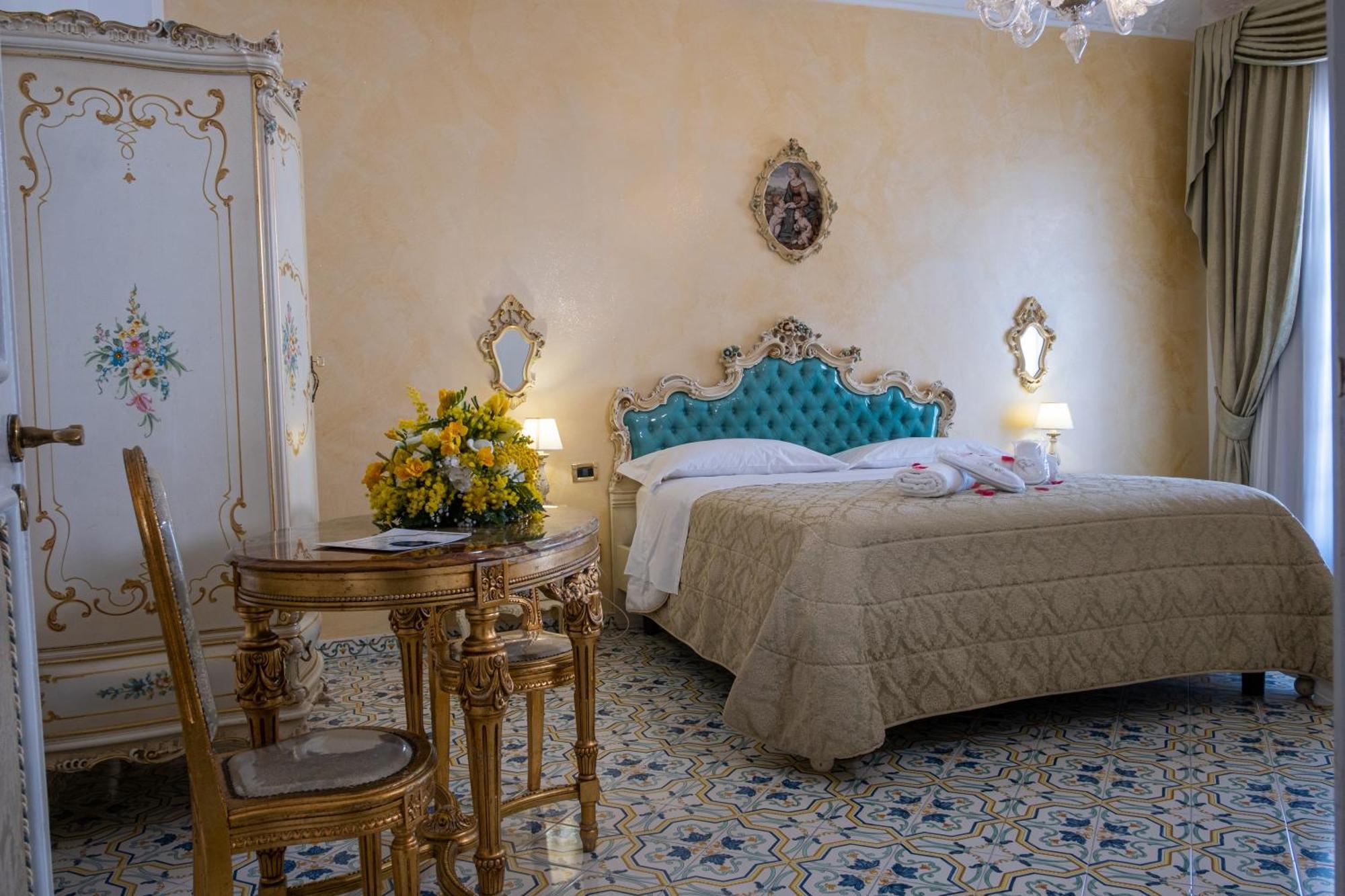 Grand Hotel La Sonrisa SantʼAntonio Abate Esterno foto A room at the hotel